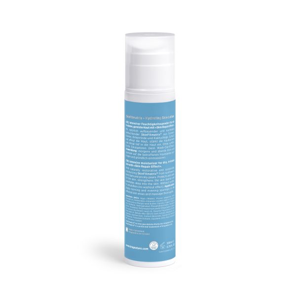 SkinLotion_200ml_Bottle_Back_V3.0 Eine hohe, zylindrische blaue Flasche mit der Aufschrift „Hydrating Skin Lotion“ mit einer weißen Pumpe und einem Text über natürliche Pflege für trockene Haut steht aufrecht vor einem schlichten weißen Hintergrund.