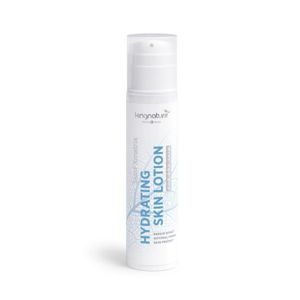 SkinLotion_200ml_Bottle_Front_V3.0 Eine weiße Flasche Hydrating Skin Lotion mit Pumpspender, blauen und grauen Etikettenakzenten – ideal für die natürliche Pflege trockener Haut.