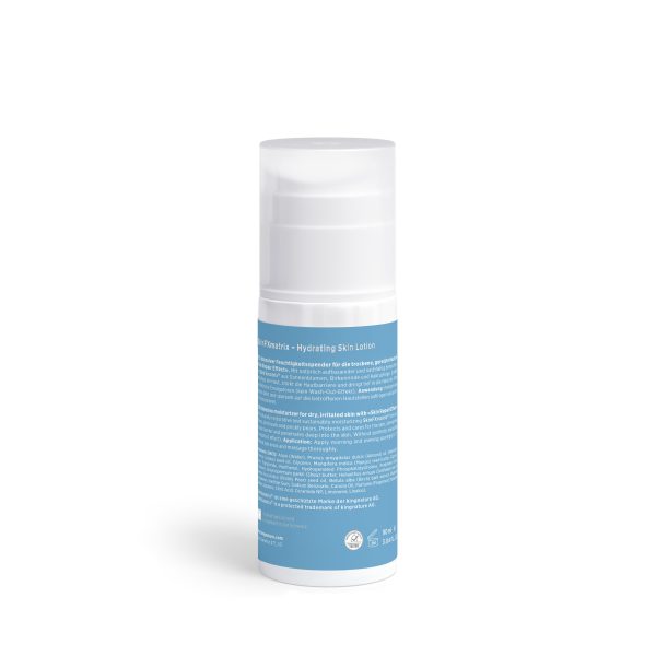 SkinLotion_90ml_Bottle_Back_V1.0 Eine weiße Pumpflasche mit blauem Etikett steht aufrecht vor weißem Hintergrund. Auf dem Etikett steht „Hydrating Skin Lotion“ – ideal, um trockene Haut natürlich zu pflegen.