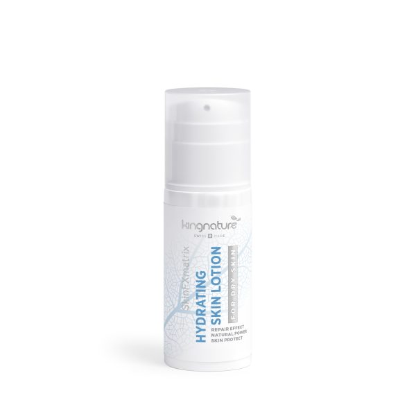 SkinLotion_90ml_Bottle_Front_V1.0 Eine weiße Flasche Hydrating Skin Lotion mit Pumpspender, blauem Text und einem dezenten Blattdesign auf dem Etikett ist perfekt für die natürliche Pflege trockener Haut und wird vor einem schlichten weißen Hintergrund präsentiert.