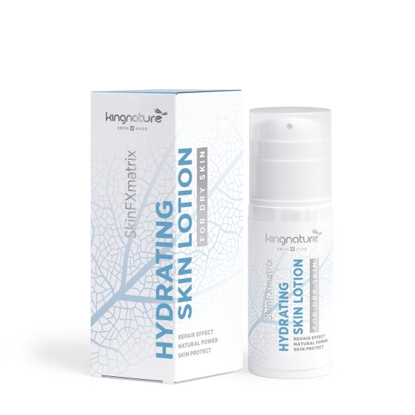 SkinLotion_90ml_BoxBottle_Front_V1.0 Abgebildet sind eine Flasche und eine Schachtel Hydrating Skin Lotion für trockene Haut. Die weiße Verpackung mit blauen Akzenten unterstreicht die reparierende Wirkung, die natürliche Kraft und wie sie hilft, trockene Haut natürlich zu pflegen.